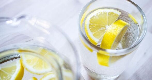 Agregar jugo de limón al agua le facilitará seguir una dieta basada en agua. 