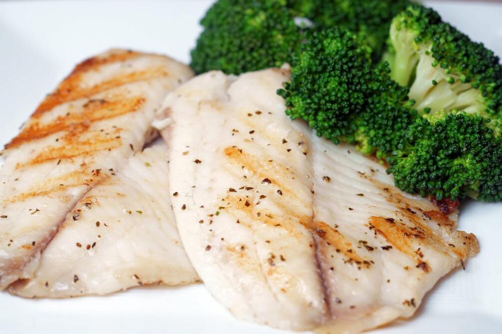 El pescado al horno o hervido es un plato delicioso en el menú dietético de Osama Hamdiy