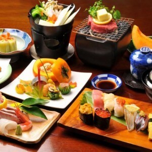una variedad de platos japoneses
