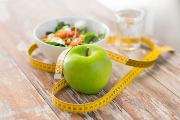 Las verduras, las frutas y el agua son importantes para bajar de peso.