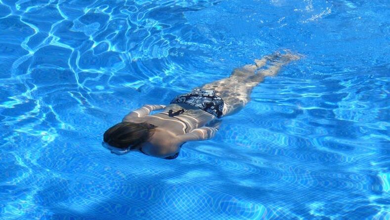 La natación, al igual que otros deportes, es un buen hábito para adelgazar. 