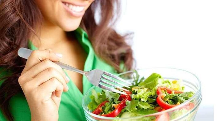 las niñas comen ensaladas de verduras con una dieta proteica
