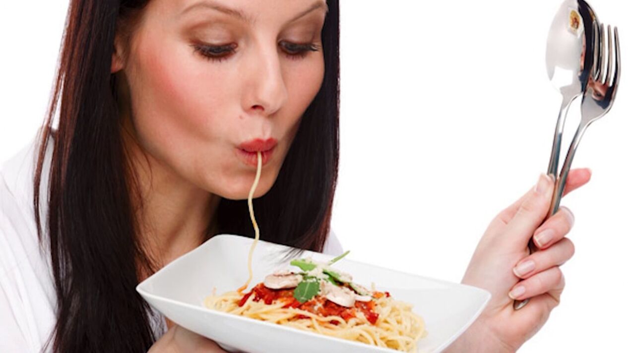 las mujeres comen espaguetis para adelgazar el estómago